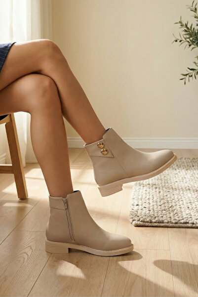 Limeo Κοντές γυναικείες κρεμ μπότες με χαμηλή σόλα με φερμουάρ και λεπτομέρεια με διπλά χρυσά κουμπιά