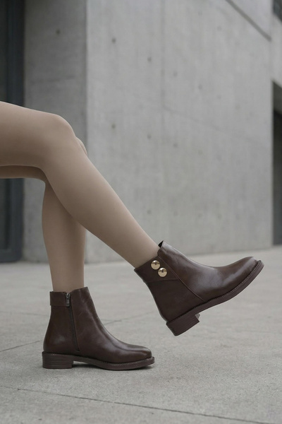 Limeo Krátké dámské kozačky s nízkou podrážkou na zip a dvojitým zlatým knoflíkem v hnědé barvě