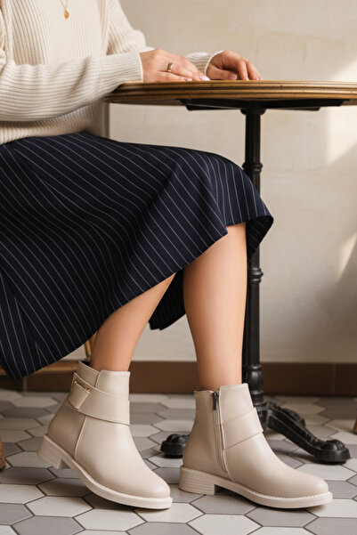 Limeo Krátké dámské krémové boty na nízkém podpatku se zipem a detaily zlaté přezky na boku