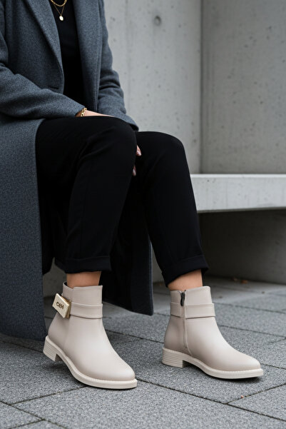 Limeo Κοντές γυναικείες κρεμ μπότες με χαμηλή σόλα με φερμουάρ και λεπτομέρεια με πόρπη με γράμματα CEH στο πλάι