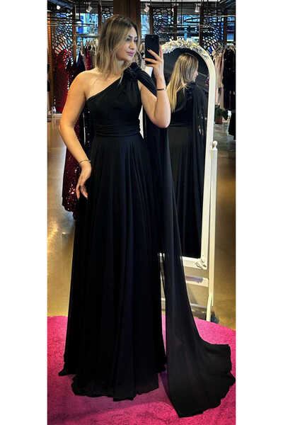 Abiyeniall Siyah Tek Omuzlu Çiçek Detaylı Kloş Etekli Şifon Uzun Abiye Elbise...