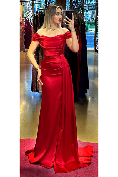 Abiyeniall Kırmızı Düşük Kollu Yırtmaçlı Düz Kesim Saten Uzun Abiye Elbise 7511