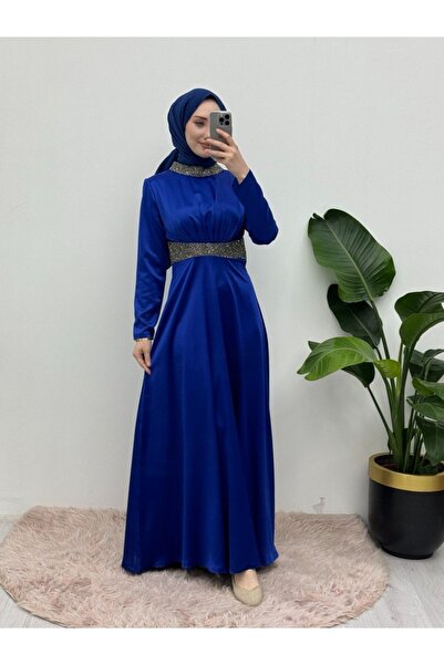 HİJABAYA فستان سهرة من الساتان - بياقة وخصر مزين بالأحجار
