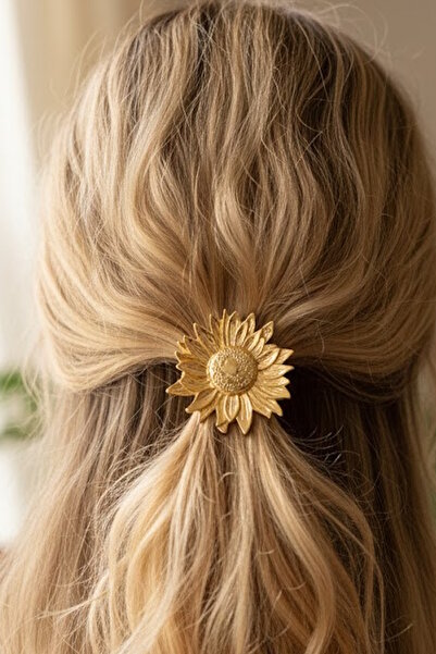 CAŞ DEKORASYON Cataramă din cauciuc cu flori din metal de culoare aurie