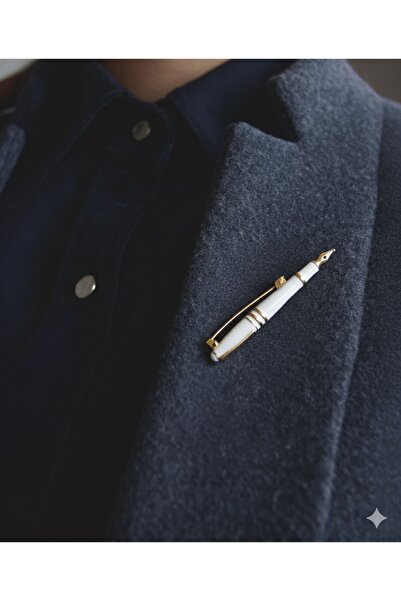 AGAPI Beyaz Dolma Kalem Figürlü Broş – Gold Detaylı Zarif Tasarım
