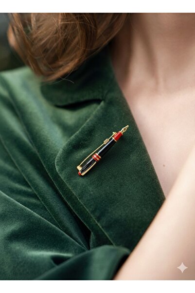 AGAPI Siyah Dolma Kalem Figürlü Metal Broş – Kırmızı Detaylı Zarif Tasarım