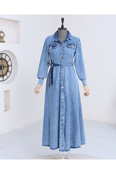 HİJABAYA فستان من الدنيم مزين بالأحجار وأزرار