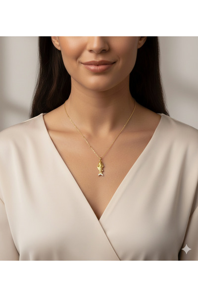 DENİZ ERKUL JEWELRY 🐠   قلادة أنيقة من الفولاذ مع شكل سمكة ذهبية اللون