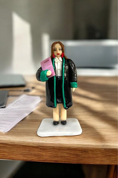 Home El Yapımı Kadın Avukat Biblo – Hukukçu Figürü – Adalet Temalı Dekor ve H...