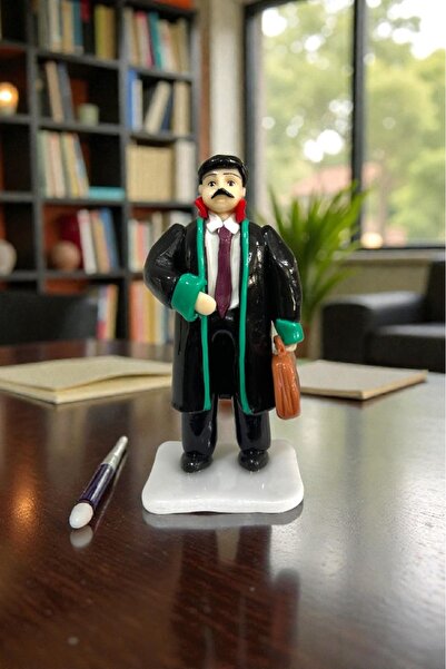 Home El Yapımı Erkek Avukat Biblo – Hukukçu Figürü – Adalet Temalı Dekor ve H...