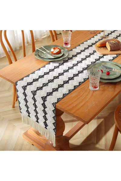 bity thok A luxurious black and white dining tablecloth with a modern geometric design and elegant scalloped edges.