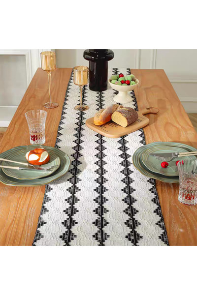 bity thok A luxurious black and white dining tablecloth with a modern geometric design and elegant scalloped edges.