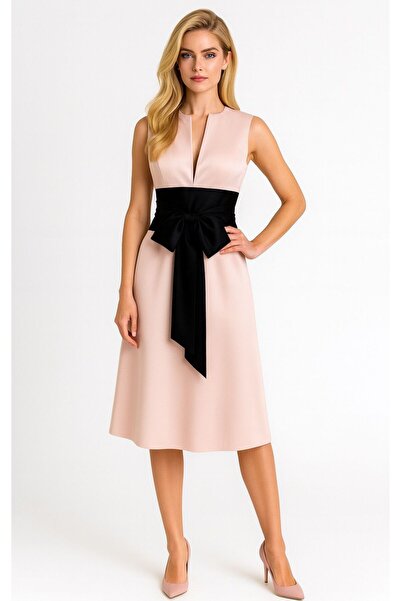 ALYEL NAKER فستان ساتان متوسط الطول مع تفاصيل حزام ثابت وخلطة من اللونين البو...
