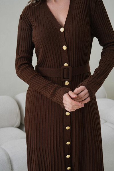 Park Karon Γυναικείο φόρεμα με λαιμόκοψη σε σχήμα V με κουμπιά και λεπτομέρεια ζώνης Maxi Size κοτλέ Πλεκτό φόρεμα