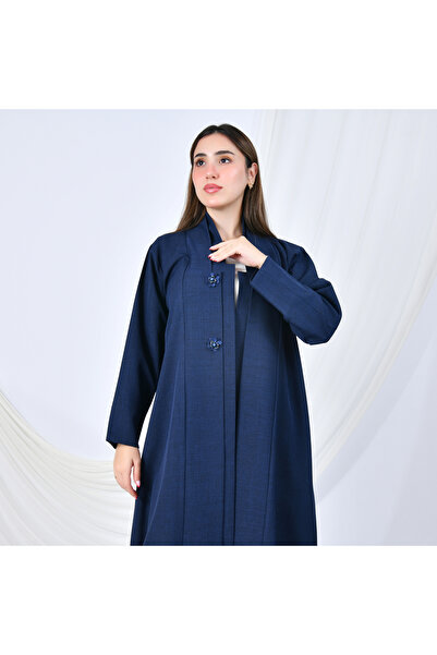 HAWRAA ABAYA عباية بلون كحلي بتصميم رسمي بسيط بقصة ربع كلوش مزينة بأزرار على ...