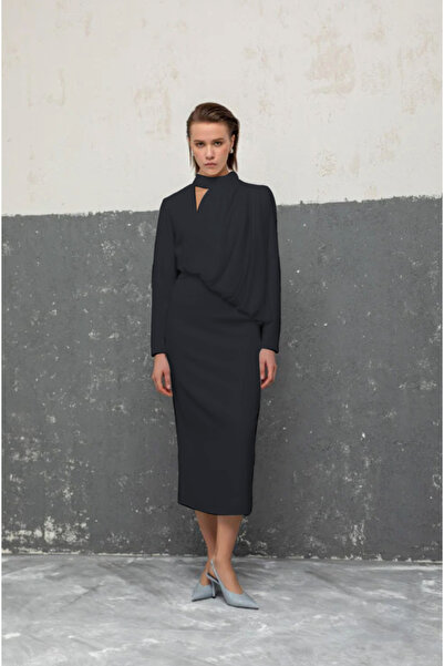 KAMEYA Sırt Detaylı Volanlı Siyah Elbise