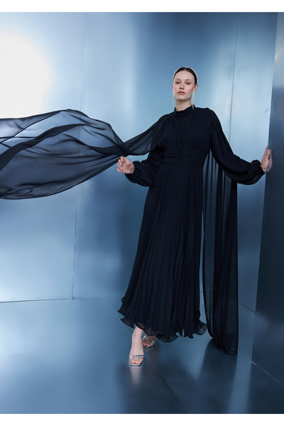 Birgül Bektaş Μαύρο βραδινό φόρεμα Luna με μανδύα