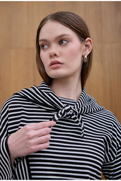 Birgül Bektaş Λεπτό πλεκτό πουλόβερ με λεπτομέρεια από μαύρο φουλάρι