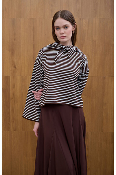 Birgül Bektaş Λεπτό πλεκτό πουλόβερ με λεπτομέρεια καφέ φουλάρι