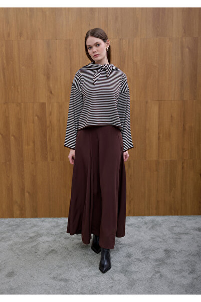 Birgül Bektaş Λεπτό πλεκτό πουλόβερ με λεπτομέρεια καφέ φουλάρι