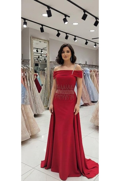 dantil A stunning red embroidered evening dress