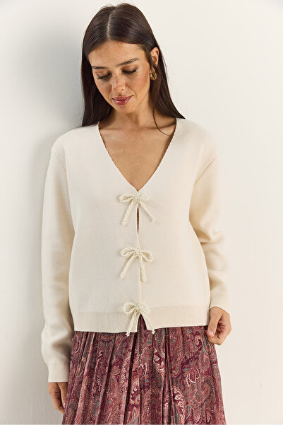 Bianco Lucci Γυναικεία πλεκτή ζακέτα με λαιμόκοψη σε σχήμα V με αξεσουάρ με πέρλες και φιόγκο TH251070 60283885