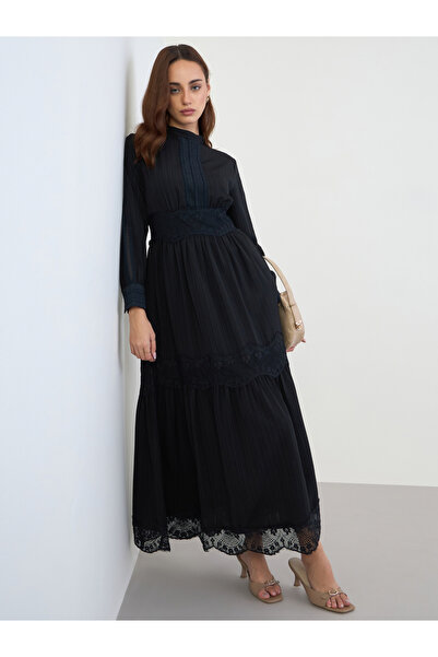 Styli فستان ماكسي متعدد الطبقات مع حشوة من الدانتيل الأسود