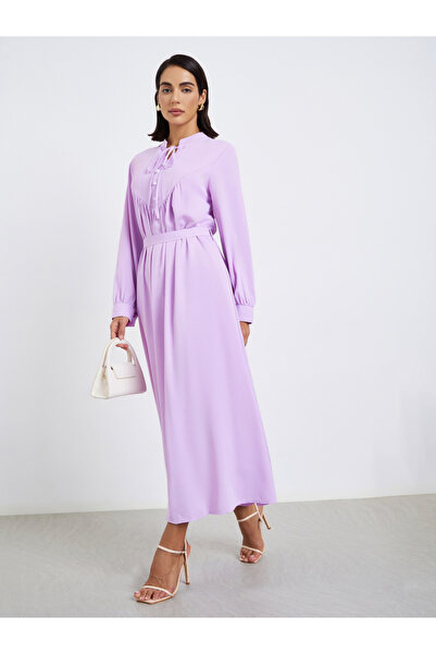 Styli فستان ماكسي أرجواني بياقة قائمة مع حزام ربطة عنق