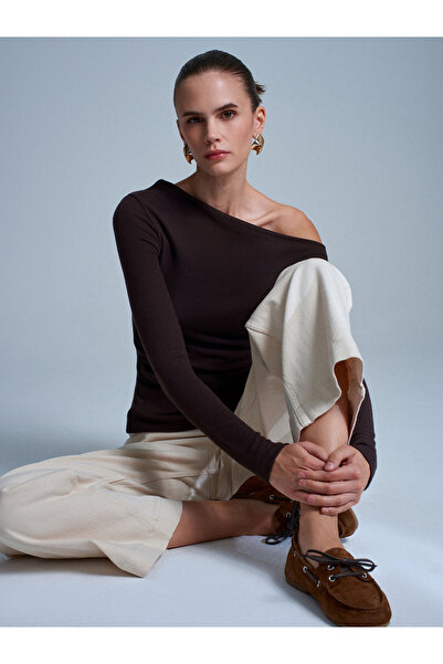 Dilvin 32197 Ασύμμετρη κοπή off-shoulder, σκούρο καφέ