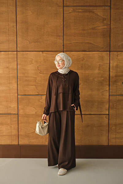 LOCCO Γυναικείο κοστούμι με λεπτομέρεια σταυρωτού σχήματος στο μπροστινό μέρος καφέ