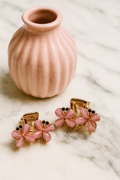 gigigiyim Women's Pin Buckle with Four-Petal Flower Figure