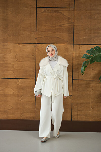 LOCCO Γυναικείο κοστούμι με γούνινο λαιμόκοψη και μανίκια με φερμουάρ σε λευκό χρώμα