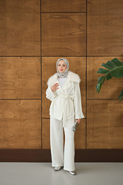 LOCCO Γυναικείο κοστούμι με γούνινο λαιμόκοψη και μανίκια με φερμουάρ σε λευκό χρώμα