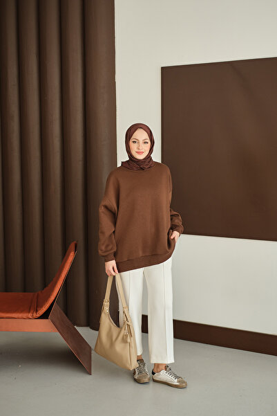 LOCCO Γυναικείο πουλόβερ με λαιμόκοψη και καφέ χρώμα