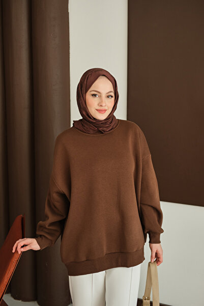 LOCCO Γυναικείο πουλόβερ με λαιμόκοψη και καφέ χρώμα