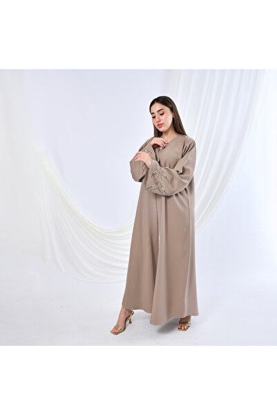 HAWRAA ABAYA Elegant abaya with a classic design, delicate beading and embroi...