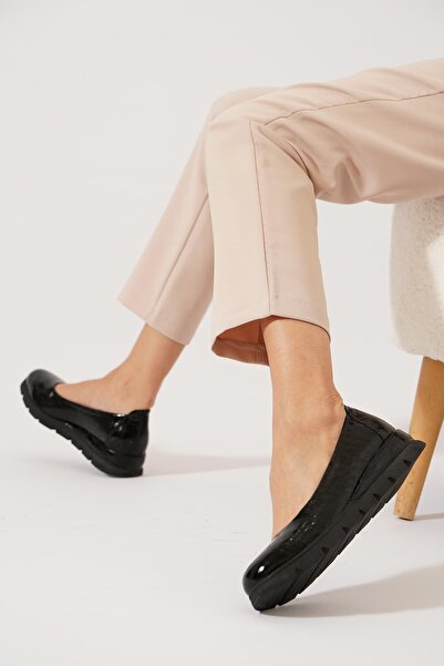 Moda Pie حذاء بنسا مطبوع للنساء من الجلد الأصلي باللون الأسود الملمع