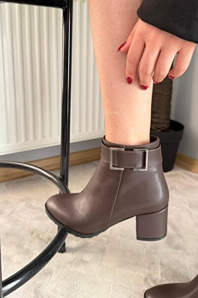 asmi shoes Γυναικείες μπότες με τακούνι (6 εκ.) με τετράγωνη αγκράφα σε καφέ χρώμα