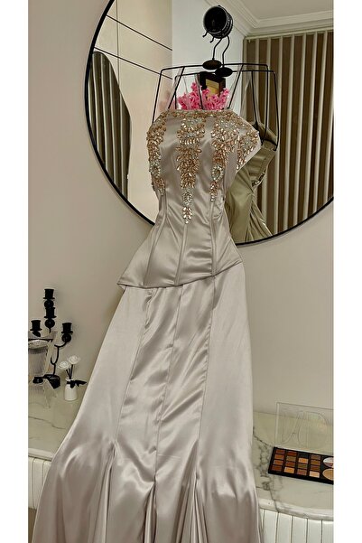 berlanty Description of a luxurious long evening dress (light beige color)