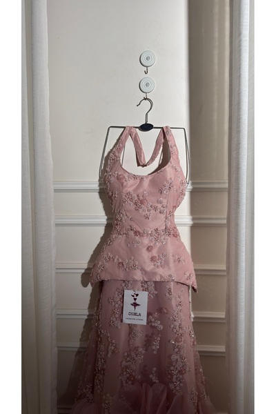 Onila A flesh-colored dress with embroidered lace and luxurious chiffon