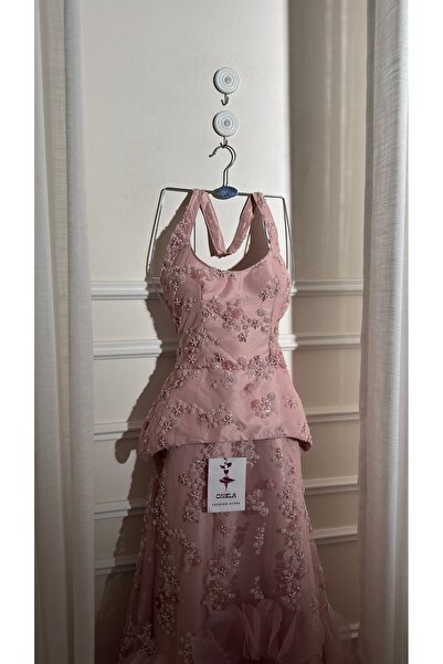 Onila A flesh-colored dress with embroidered lace and luxurious chiffon