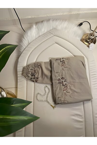 Greenko Plain prayer rug with embroidered cotton prayer shawl