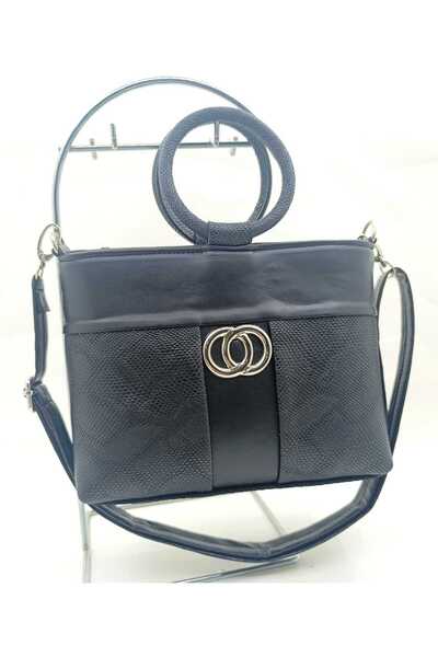 MAC&MOS The woman's black shoulder bag.