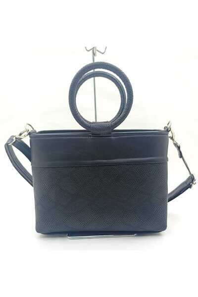 MAC&MOS The woman's black shoulder bag.