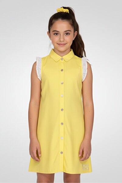 Bebe فستان قميصي مطرز بشعار للبنات الصغار مع ربطة شعر، أصفر