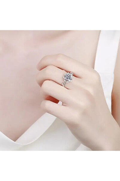 noaris Flower ring with 1 carat moissanite diamond