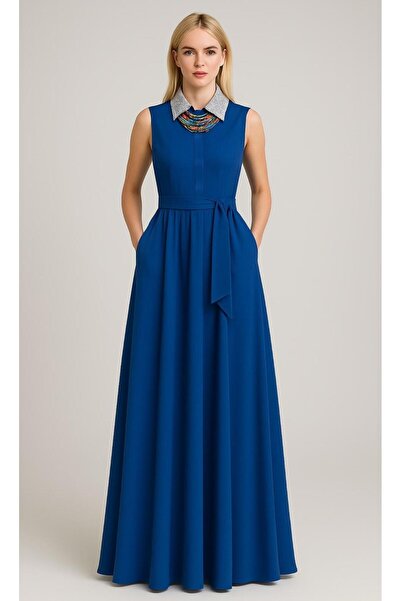 ALYEL NAKER فستان قميص طويل بدون أكمام مزين بياقة من الترتر الفضي أزرق بلون ا...