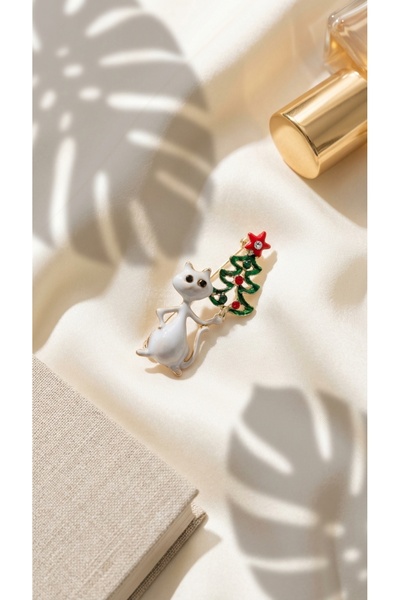 SR Jewelry Box Kedi Noel Ağacı Broş – Beyaz Kedi Figürlü Yılbaşı Temalı Emaye Broş – Kadın Aksesuar
