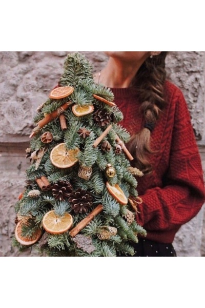 FLORI SI CADOURI SRL Brad de Crăciun cu felii de portocale și scorțișoară