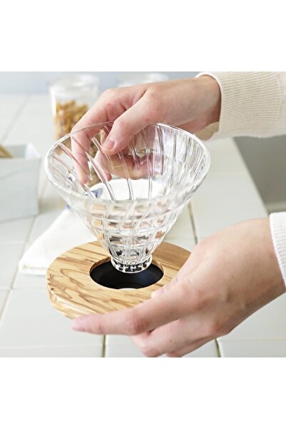 Hario مصفاة قهوة زجاجية مقاومة للحرارة V60، مصنوعة من خشب الزيتون، تكفي من 1 إلى 2 كوب + 40 ورقة فلتر قهوة